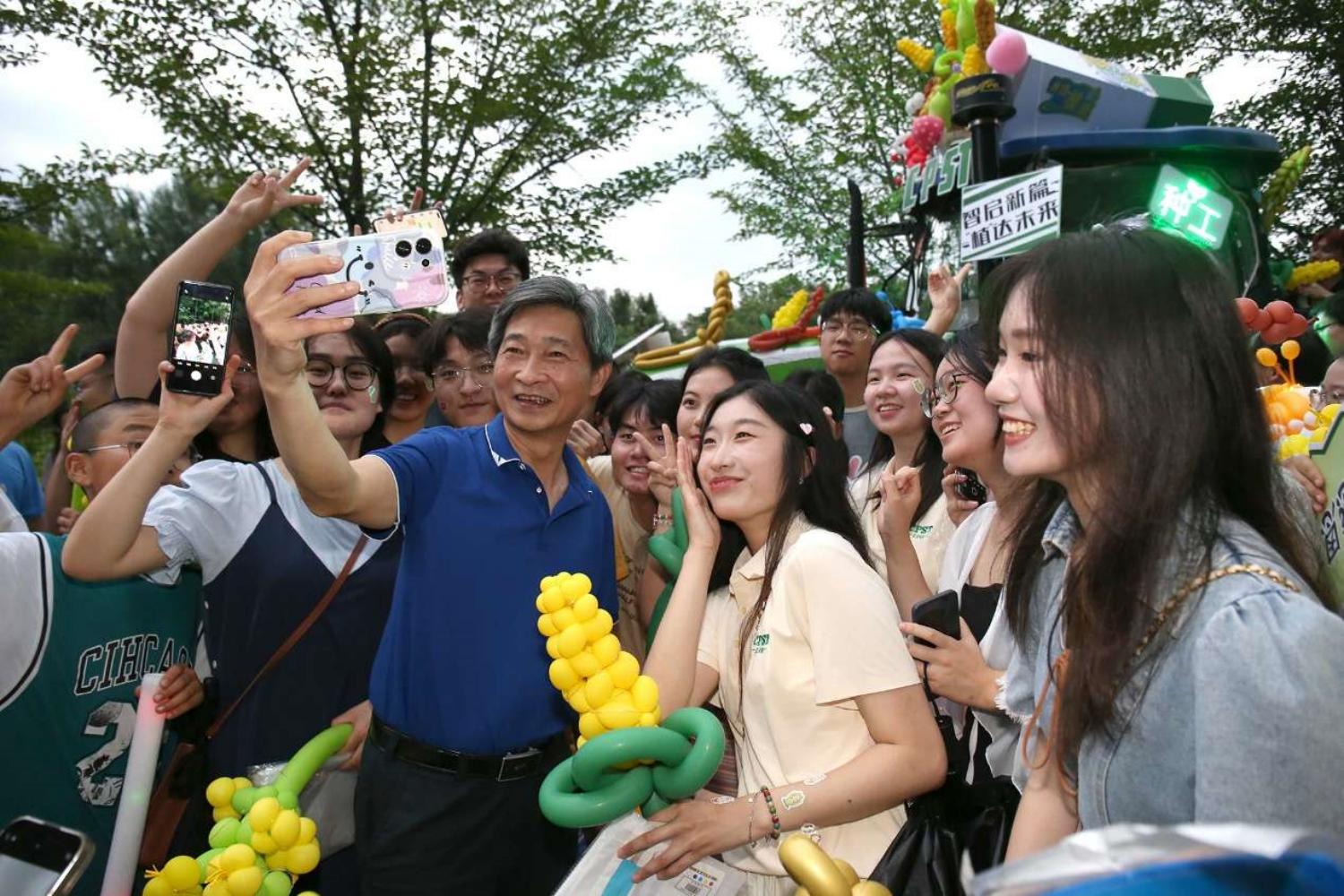 yl6809永利官网党委书记高翅和同学们合影。侯国涛 摄