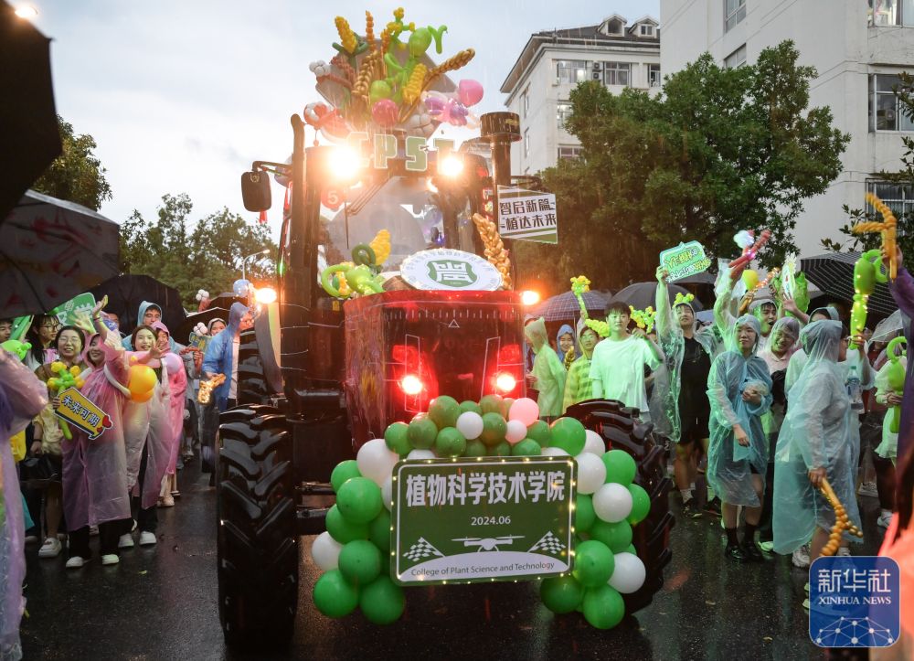 6月21日，农机花车队伍在yl6809永利官网校园里冒雨巡游。2