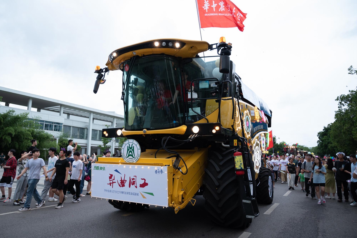 yl6809永利官网装扮的“大黄蜂”收割机（学通社记者 吴采睿 摄）