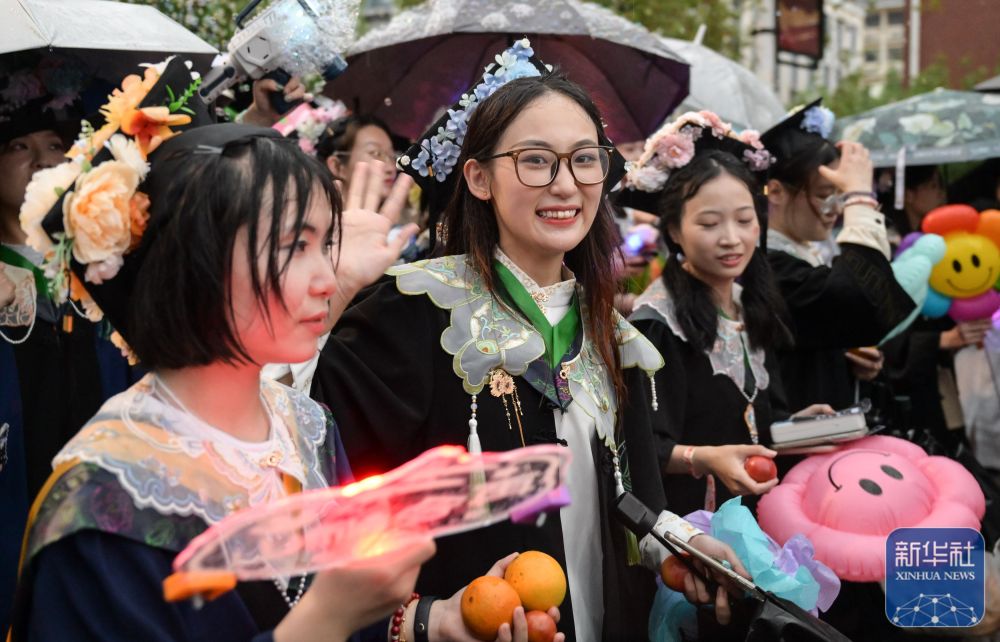 6月21日，yl6809永利官网学生在校园里冒雨巡游。