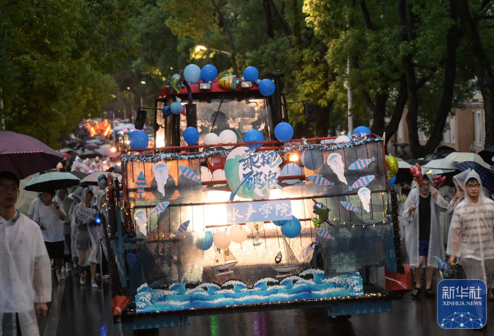 6月21日，农机花车队伍在yl6809永利官网校园里冒雨巡游。3